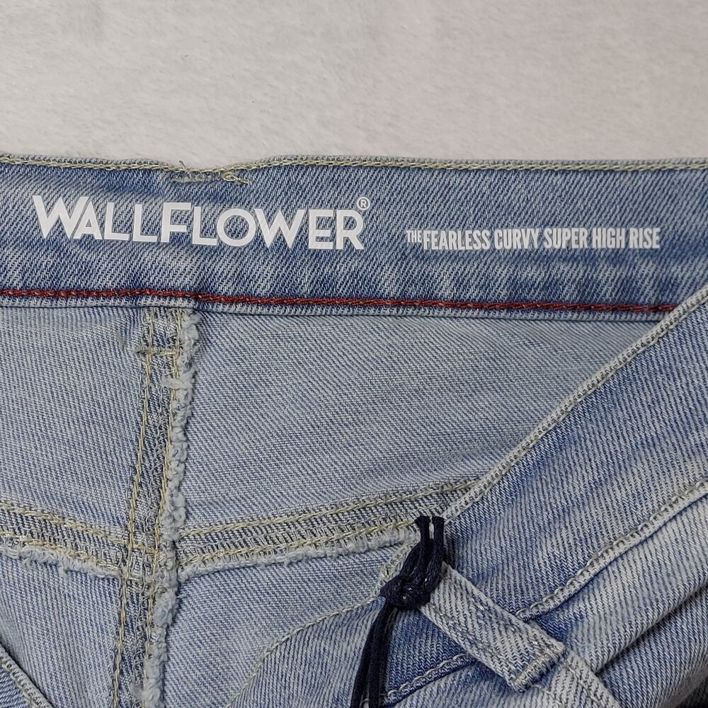 Wallflower Fearless Curvy Super High Rise Light Wash Denim Jean Shorty Shorts - Picture 7 of 9